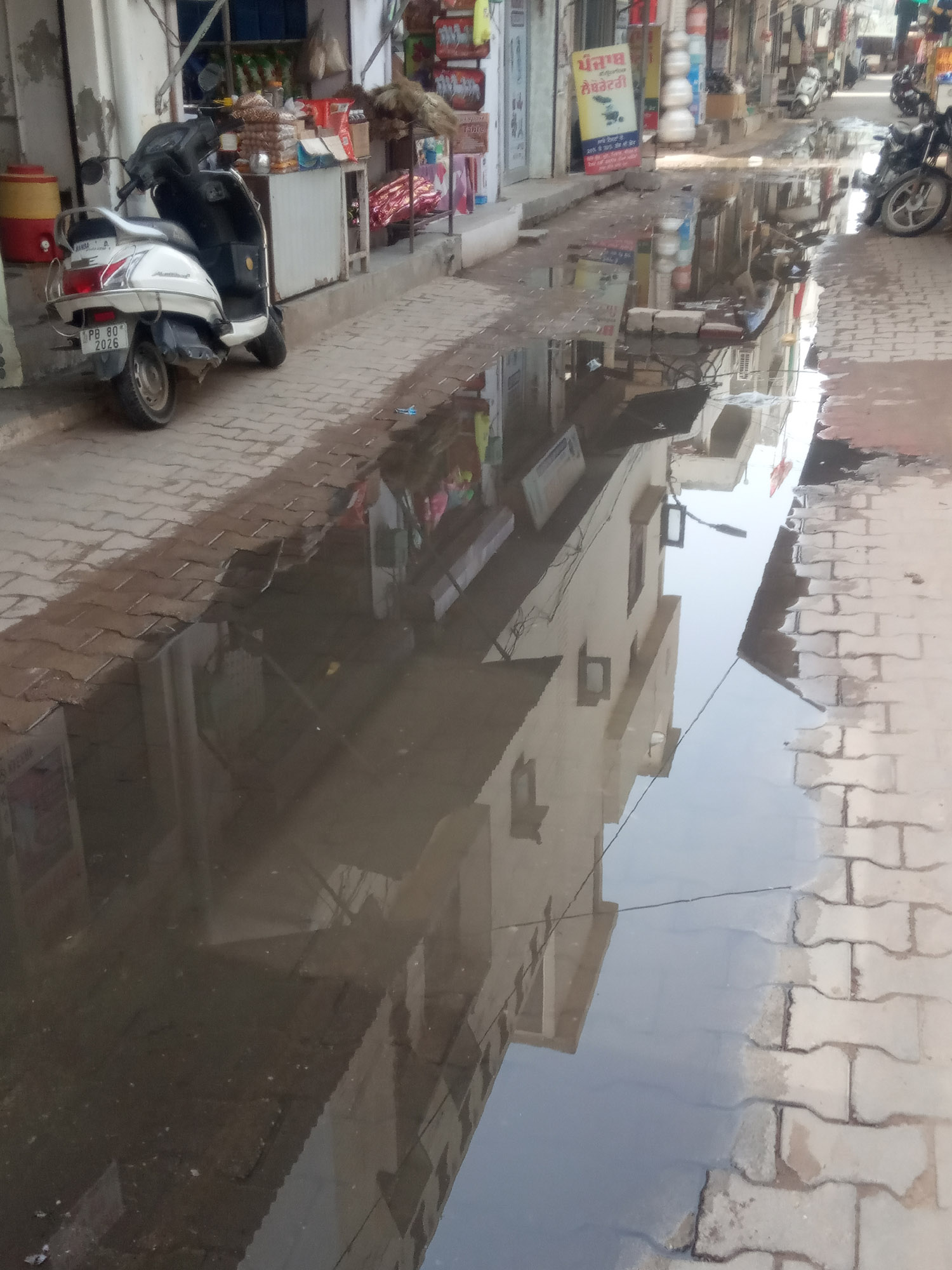 सीवर का पानी लोगों के लिए सिरदर्द बन गया है